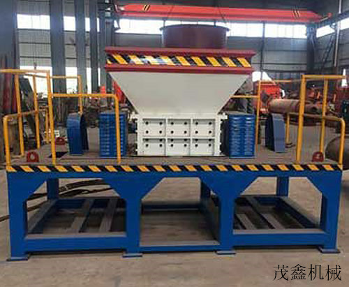 Metal shredder is mainly composed of shredding blade group, bearing box, box bracket, feeding system, power system, electrical control system. It is m…